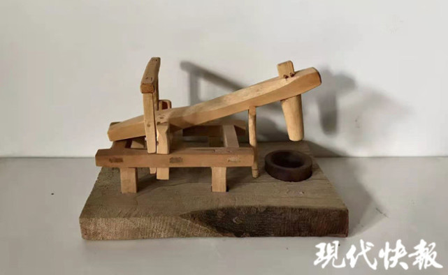 踏碓元宵的做法是,将芝麻粉与糖等先做成一块一块的"心",打湿后,在