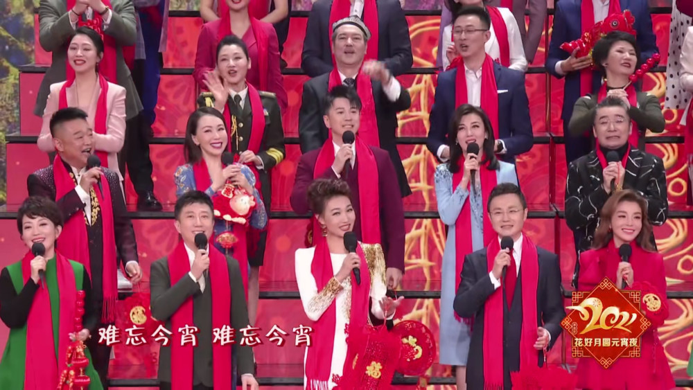 央视元宵晚会收视夺冠百名主持人合唱难忘今宵董卿缺席任鲁豫站稳c位