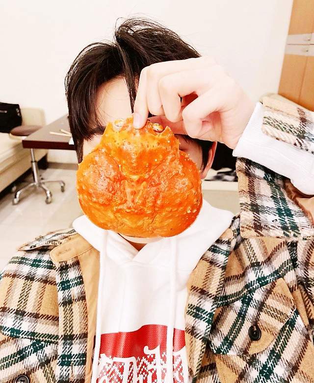 宋亚轩凡尔赛式吃帝王蟹,一个字"皮",网友:老凡尔赛大师了_腾讯新闻