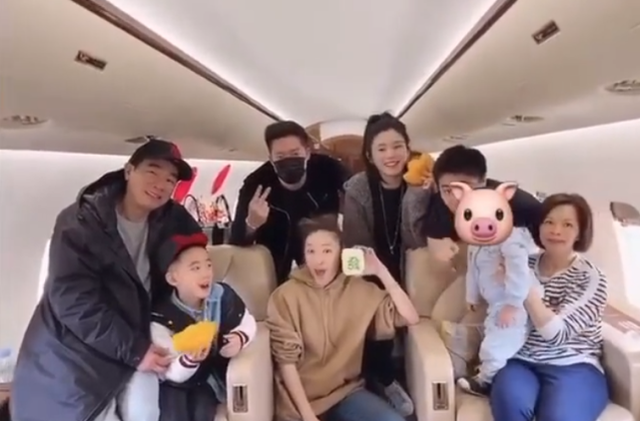 应采儿晒小儿子正面照九个月大的hoho摇头卖萌撞脸吴君如