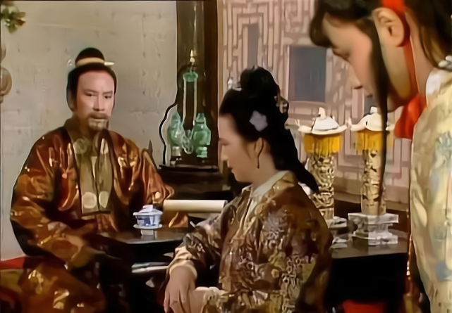 葛巾贾宝玉和王夫人的渐行渐远是从这两个丫头的被驱逐开始的