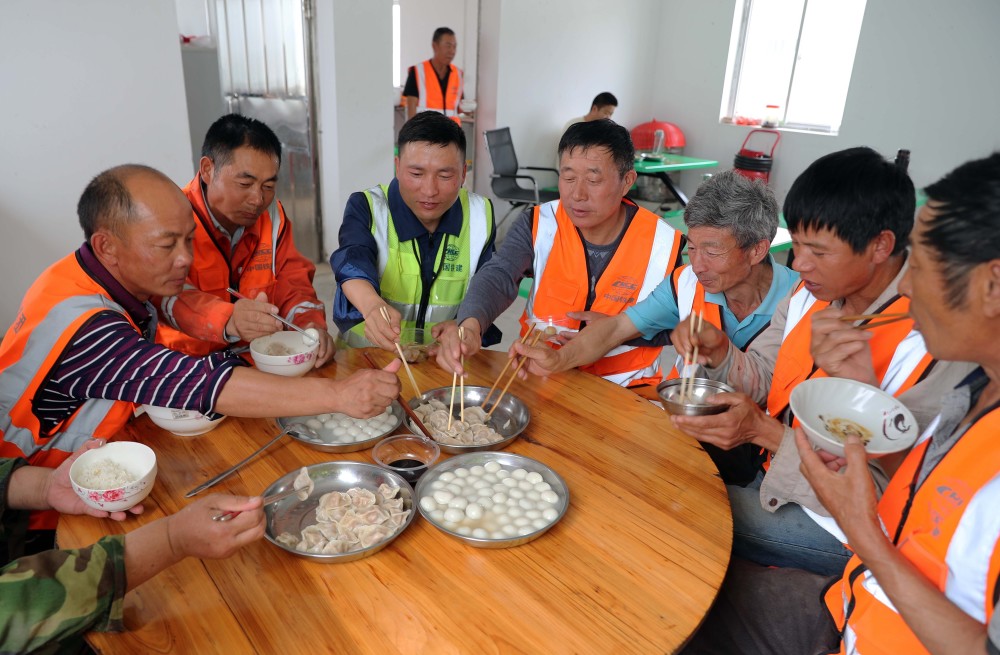 元宵节,工人们在工地食堂吃汤圆水饺.2月26日元宵节.
