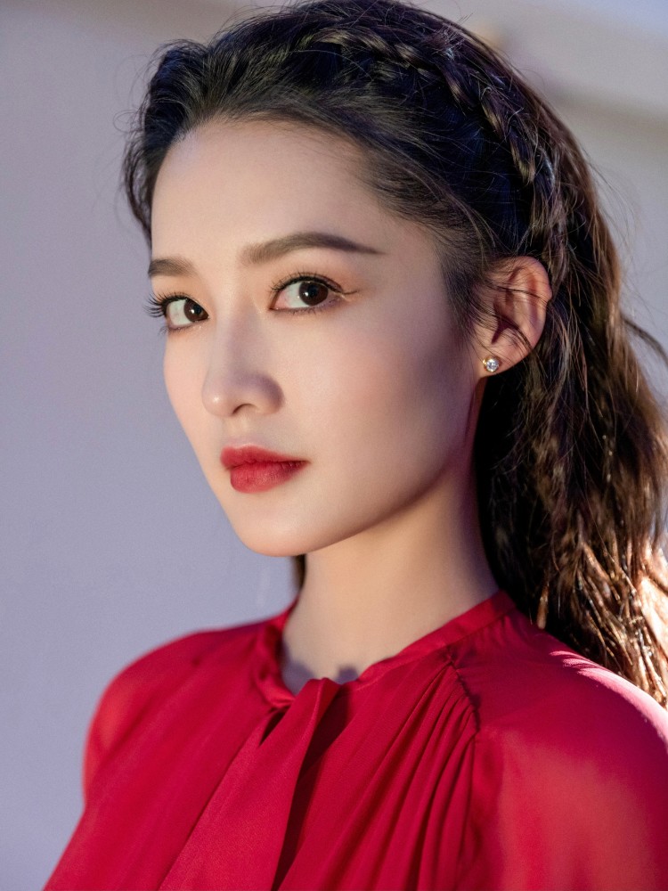 双丸子头的李沁,活泼可爱