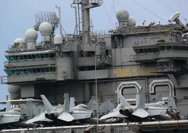 小鹰号航母和尼米兹级核动力航母相比两者之间差距非常小