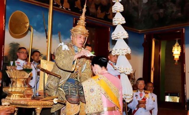 在泰国旅游遇见皇室怎么办呢_如果去泰国旅游,遇见泰王,究竟是跪还是不跪呢?