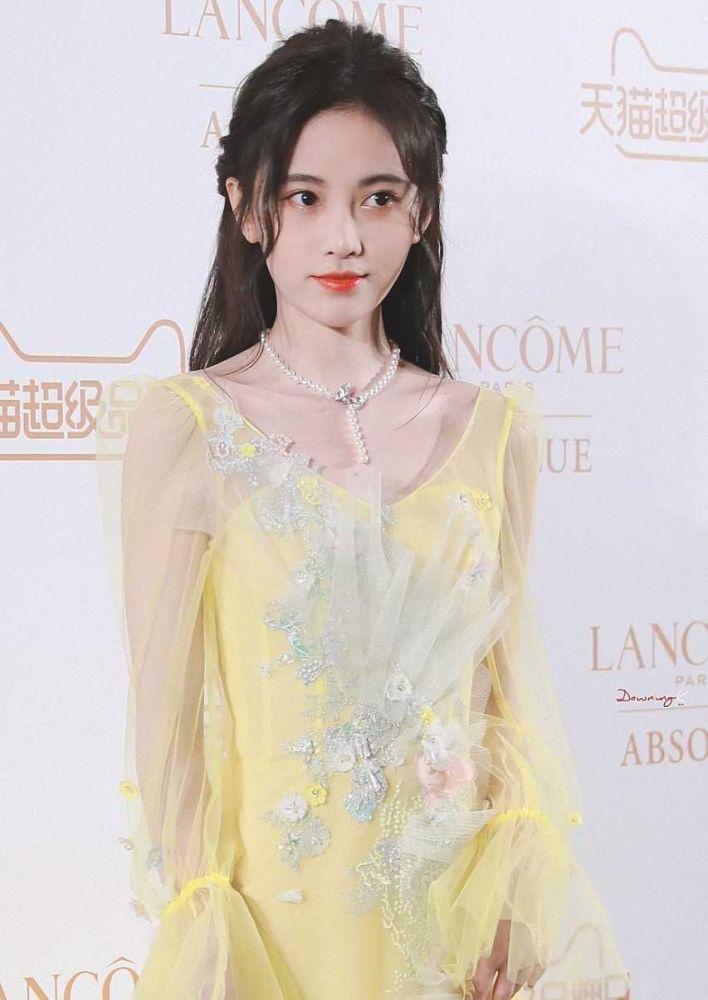 鞠婧祎气质好穿搭合适露出锁骨显骨感很有少女感