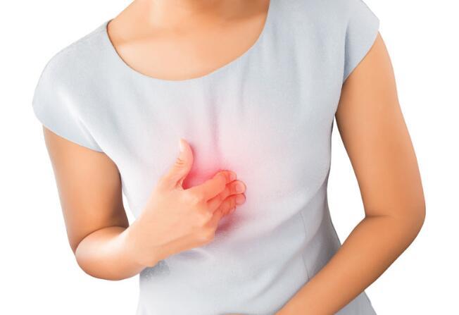 疼痛的位置一般是在人们的胸骨正中间,或者是离心脏部位近的地方,所以