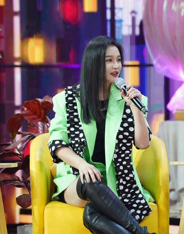 冉莹颖生三胎后重返综艺节目秀长腿吸睛蔡国庆迷妹太好看了