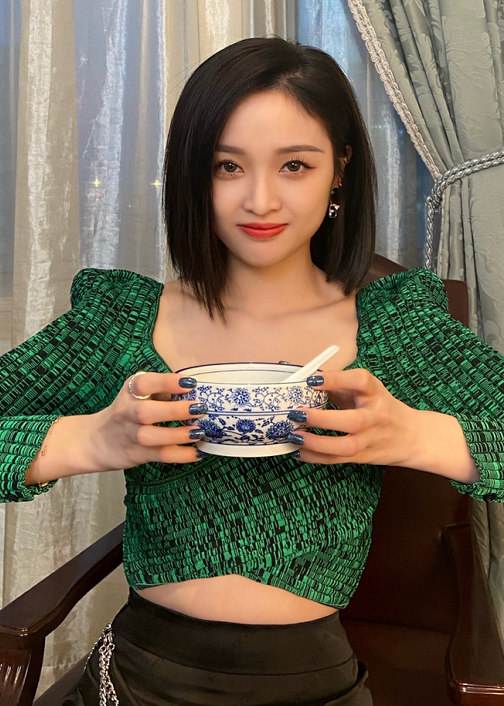 吴宣仪的"青花瓷美甲"火了,本以为很假,端瓷碗那一刻眼花了