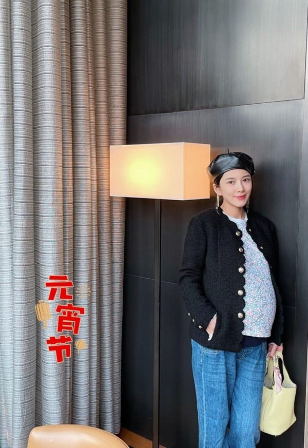 杜淳老婆挺大肚四肢仍纤细,拎3万多名牌包抢镜,住酒店3千多一晚