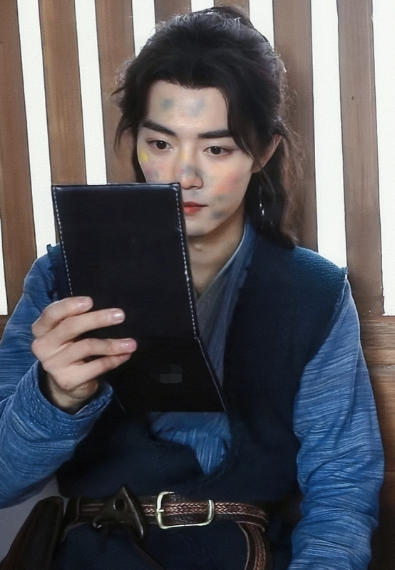 肖战满脸涂鸦照镜子,却被身边的"化妆手"抢镜,暴露真实感情状况