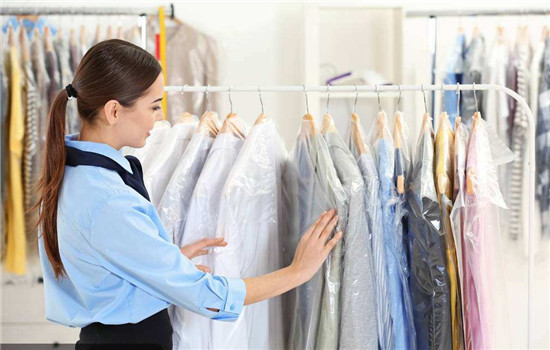 佛山康彩衣架提醒:干洗后的衣服不能立马穿