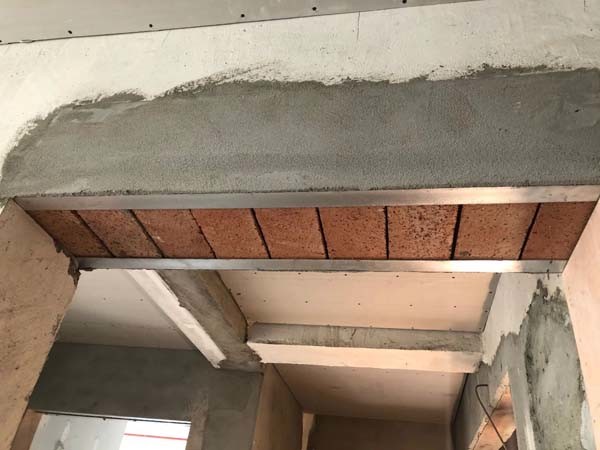 新起门头采用过梁角铁加固,预防后期门头下降引起房门变形.