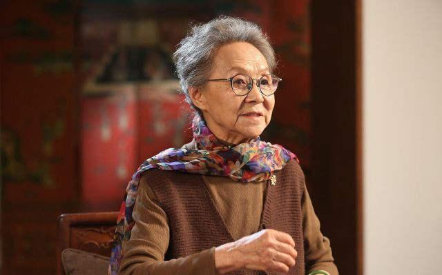 83岁吴彦姝奶奶装真时髦咖色连衣裙叠搭针织衫优雅又高级