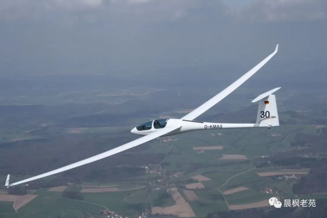 机翼的相对厚度是实际厚度与机翼弦长(从前到后的距离)之比.