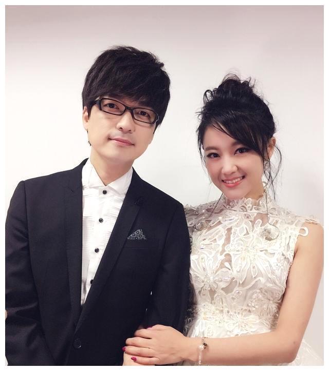 王小玮搭档了徐子崴开始新的演出了,徐子崴可能大家并不熟悉,他是一个