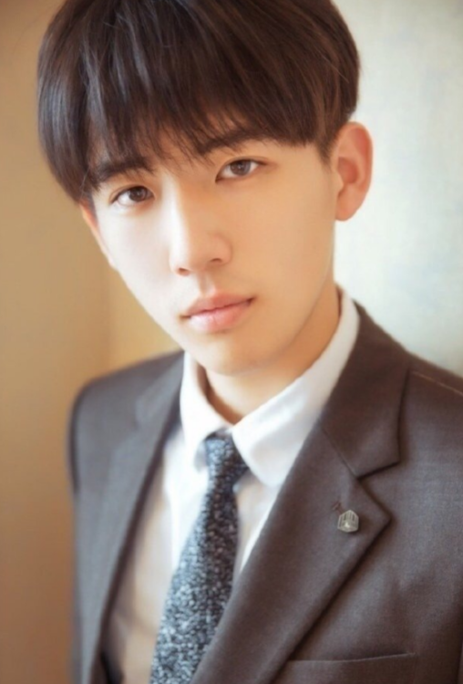 王安宇去整形医院上热搜,我却注意到他学生期图片:这还需要整吗