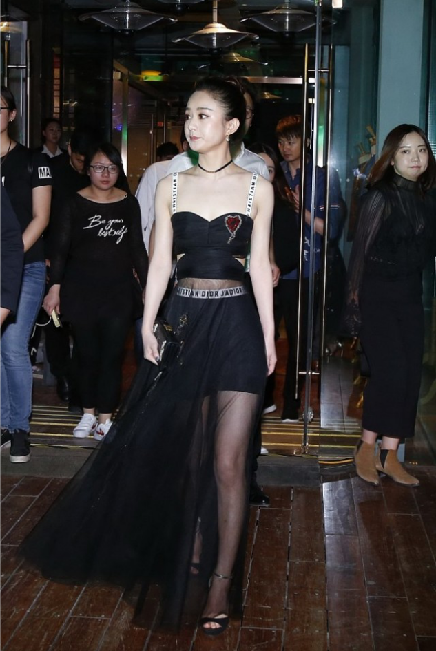 赵丽颖这样穿饱满很多吊带薄纱裙透出短裤不仅不俗反而洋气