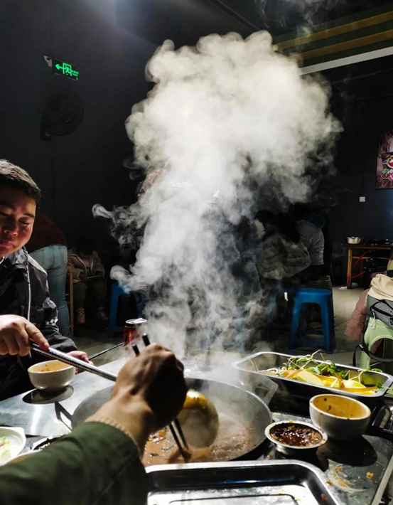 花果园白宫旁这家地摊火锅90后兄弟用铁锅炒出你的儿时记忆