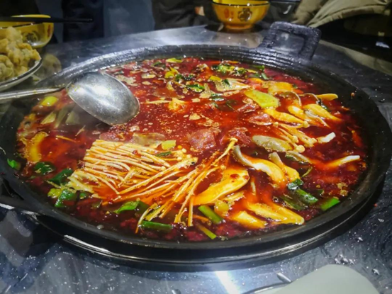 花果园白宫旁这家地摊火锅90后兄弟用铁锅炒出你的儿时记忆