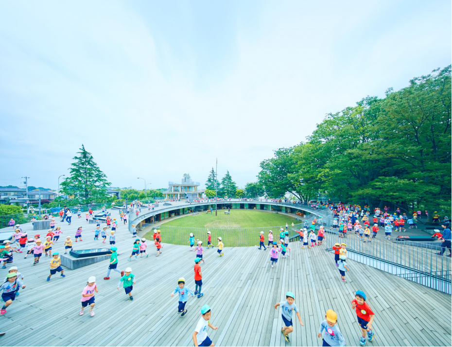 一般的水池都置於牆邊或洗手間附近,而藤幼兒園特意將水池置於教室