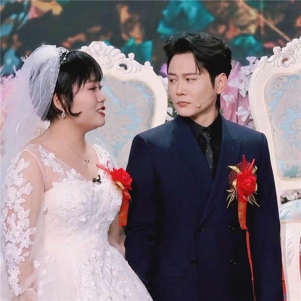 李雪琴和孟鶴堂扮演一對即將結婚的小情侶,兩人正穿著結婚禮服進行