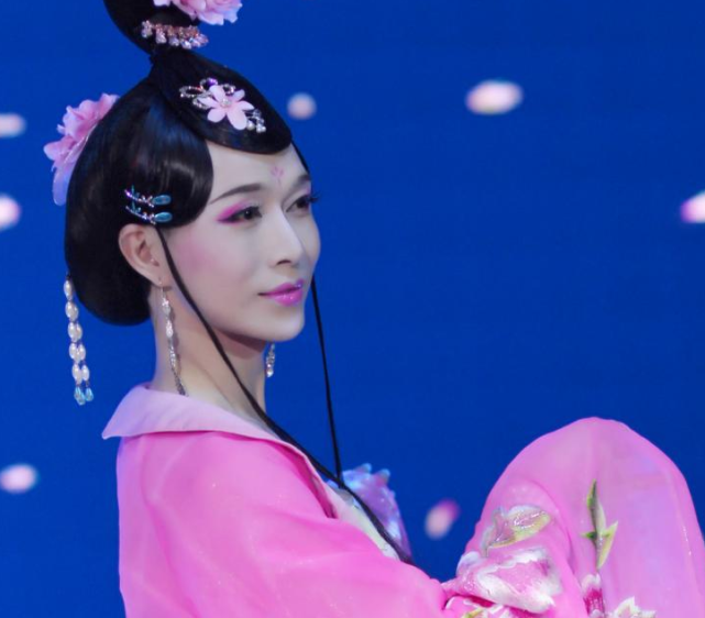 61岁大爷男扮女装30年,攒百万身家后,妻女痛斥"丢尽老脸"