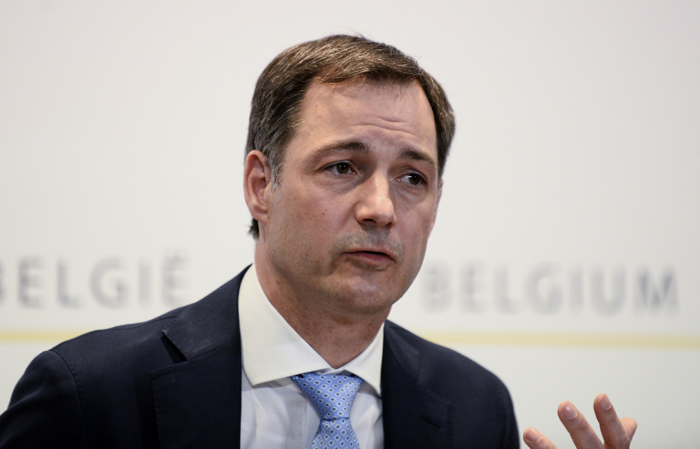 2月26日,比利时首相德克罗在布鲁塞尔出席新闻发布会时宣布新的防疫