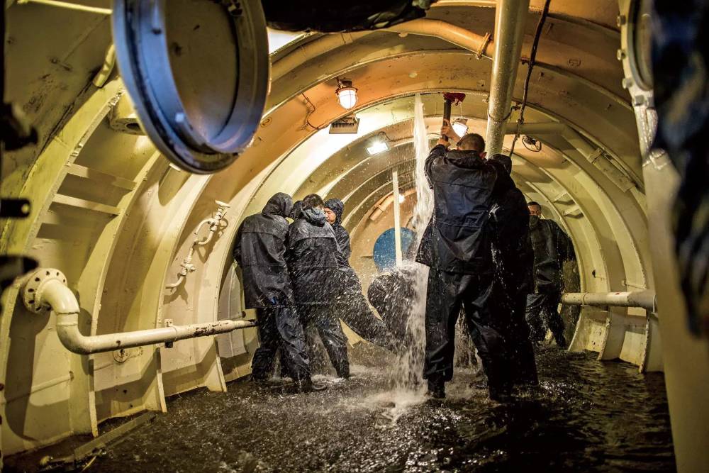 潜艇兵生活有多辛苦像幽灵潜伏在海底长期航行只能吃罐头