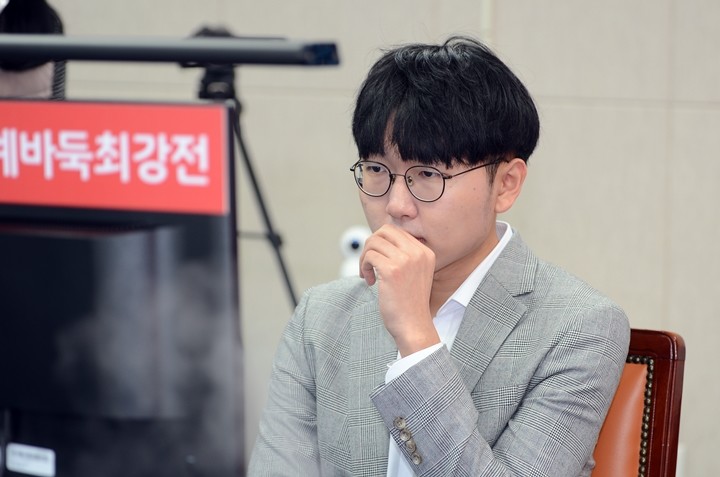 农心杯胜出后韩国棋迷甚至聊起了武侠小说申真谞就像快剑阿飞