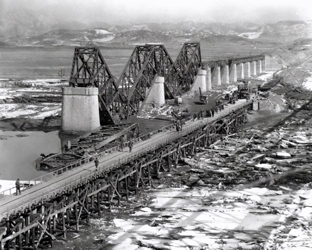 血染临津江志愿军5个师拥挤在江边遭受美军密集炮火攻击