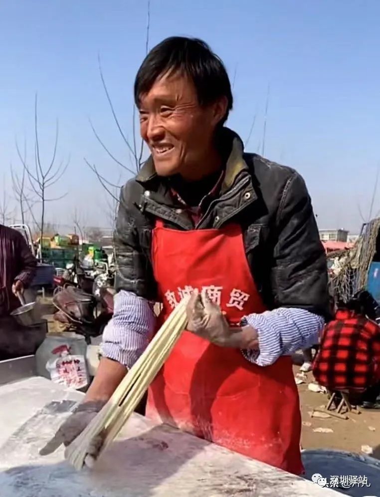 其实,走红后的"拉面哥"压力可想而知,据媒体报道