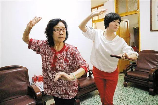 每一位后辈都尽心竭                    做人,要将潮剧当做一项事业