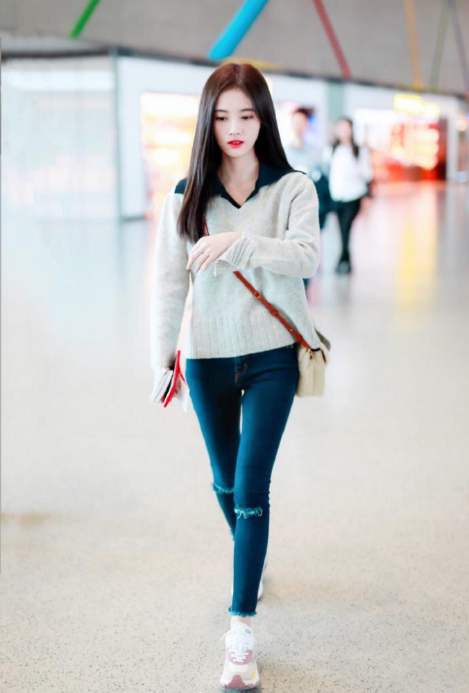 当然长腿紧身裤也非常适合小个子穿搭不得不说,不会穿衣服的小个子