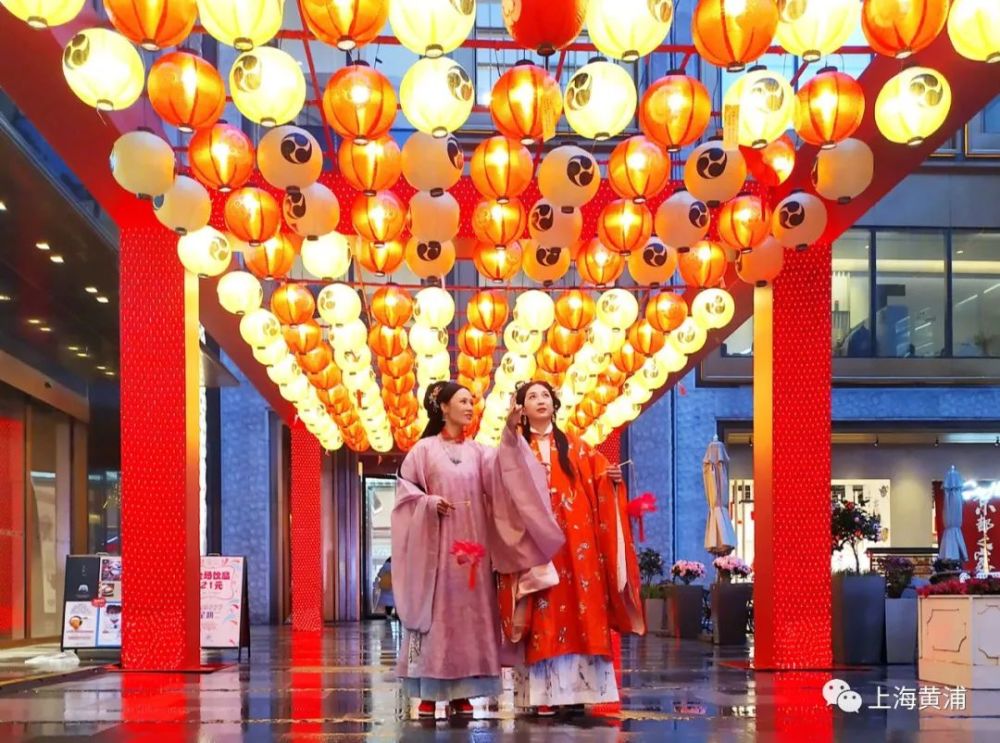 昨晚是元宵节之夜,bfc外滩枫径格外热闹,在"元宵圆满汉服走街"展演中