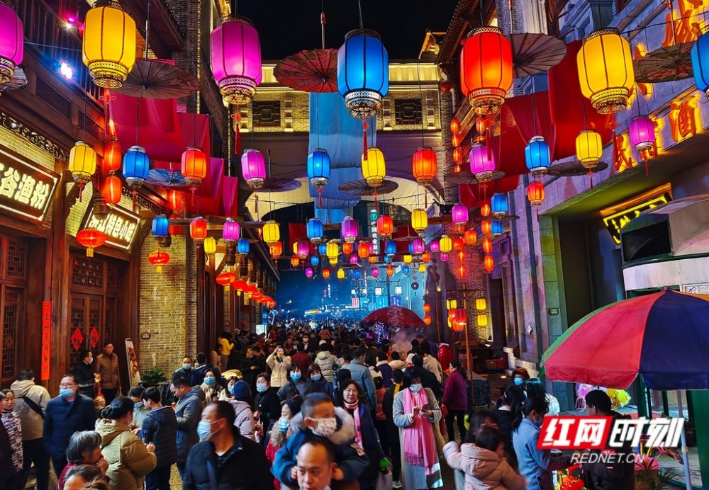 人如海灯如潮洪江古商城元宵节气氛浓