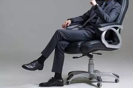 经常跷二郎腿it男脊柱扭成麻花状还有5个伤害要了解