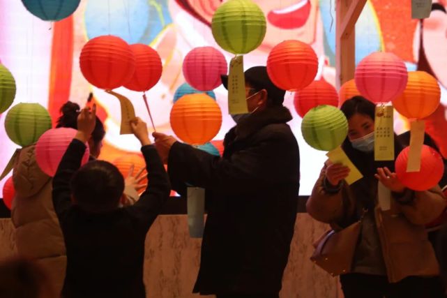 眨眼间,元宵佳节就到了,吾悦广场组织业主们喜猜灯谜,吃元宵,制作灯笼