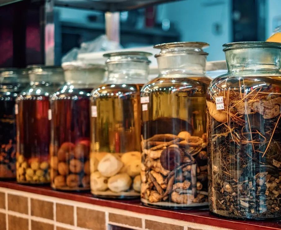 药酒|蛇泡在酒里12个月，开盖后窜出咬死人，为什么蛇泡这么久不死？