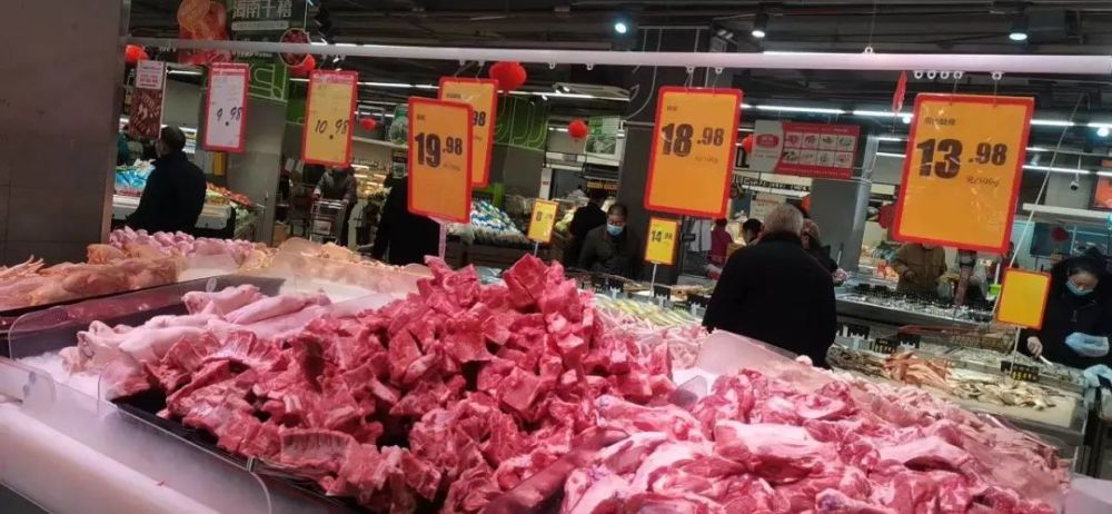 猪肉价格下降的主要原因是生猪价格持续回落,从1月中旬开始,受节前