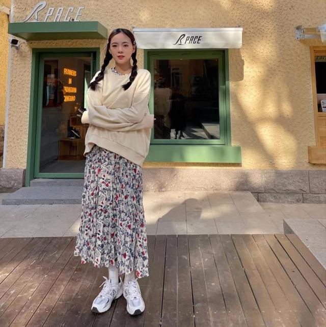 今年春天火了一种混搭穿法,叫"卫衣 碎花裙",很洋气好看