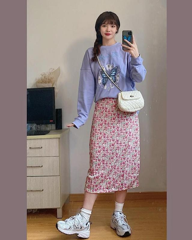 今年春天火了一种混搭穿法,叫"卫衣 碎花裙",很洋气好看
