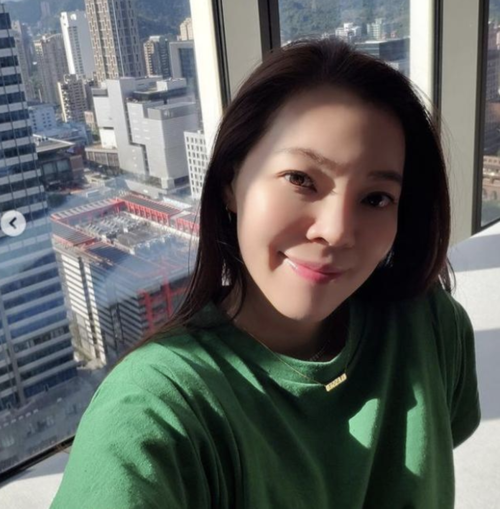 富士康老板娘一改往日低调大秀豪宅和豪表46岁扮嫩装少女