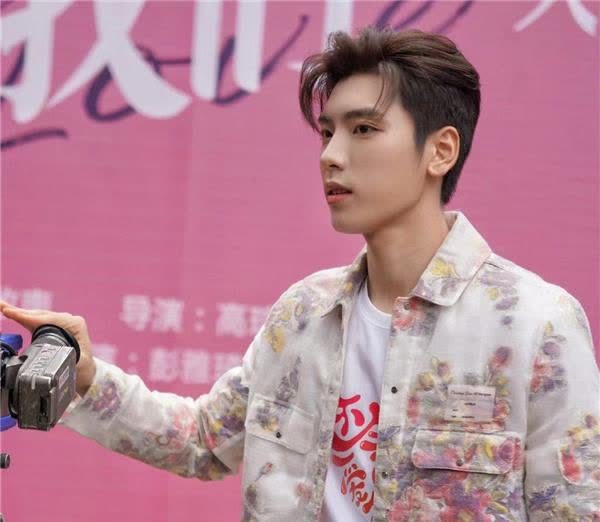金晨新剧正式开机搭档小鲜肉王子异出演甜宠姐弟恋