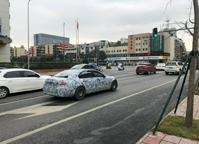 中国市场独享前脸造型，全新一代国产奔驰C级测试谍照曝光图3