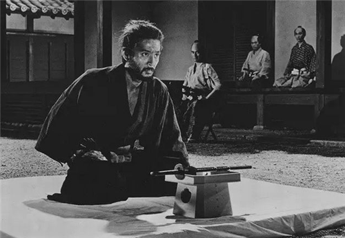 切腹盛行是在镰仓幕府以后,在这个战乱年代,切腹大多就是被擒或者丢失