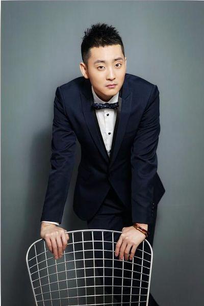 朱天福长得十分帅气,舞蹈演员出身的他,身上与生俱来带着儒雅的气质