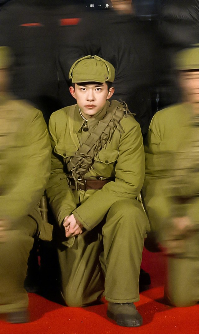 易烊千玺军装一身正气太帅了