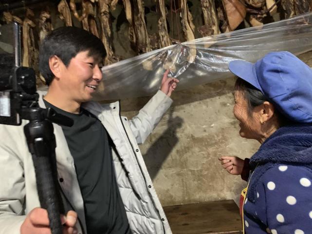 全国脱贫攻坚先进个人张飞:特色农产端上互联网 高原小村成了"网红