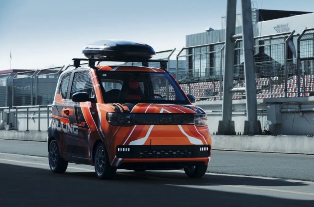 五菱宏光miniev举行改装大赛赛道复古可爱版齐亮相